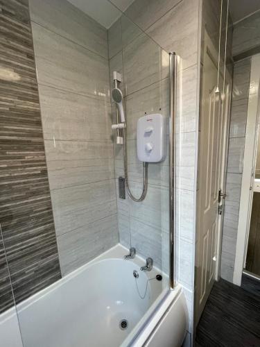 The LFC Red House - Spacious House With 5 Bedrooms, 2 Bathrooms, Street Parking And 1 Minute From The Stadium, Liverpool (photo 3)
