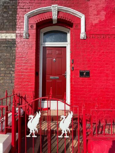 The LFC Red House - Spacious House With 5 Bedrooms, 2 Bathrooms, Street Parking And 1 Minute From The Stadium gîte à louer Anfield