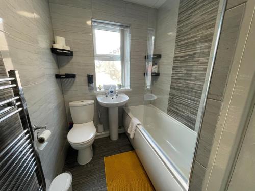 The LFC Red House - Spacious House With 5 Bedrooms, 2 Bathrooms, Street Parking And 1 Minute From The Stadium, Liverpool (photo 8)