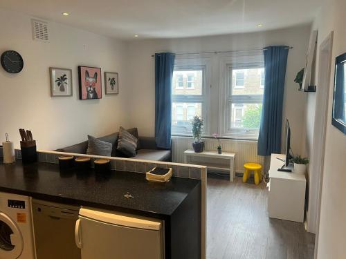 Stylish Spacious 3 Bed Prime Location Sleeps 8