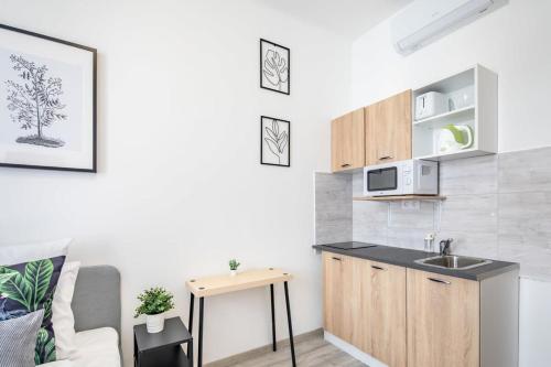Stylish studio at Very Central Location with AirCon - image 5