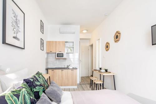 Stylish studio at Very Central Location with AirCon - image 6