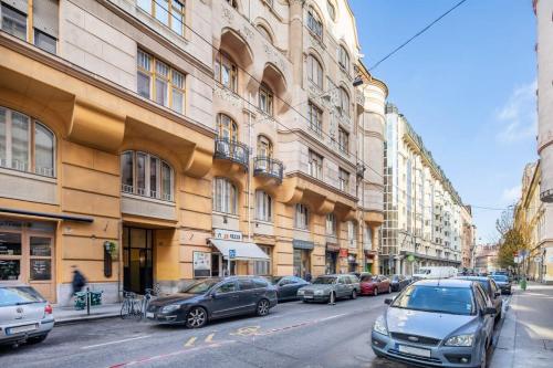 Very Central - Very Small - Lively Area - image 7