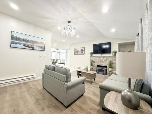 Lux Lake Neepaulin Frontage & Panoramic Views Home in Wantage