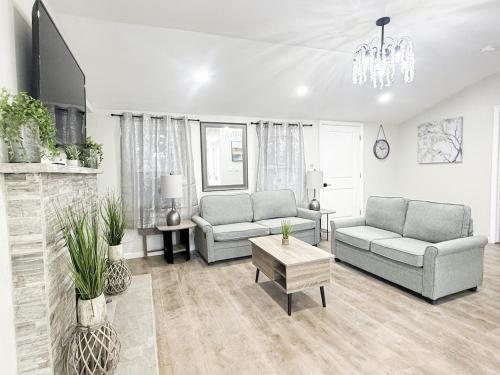 Lux Lake Neepaulin Frontage & Panoramic Views Home in Wantage
