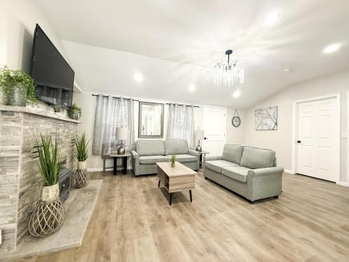 Lux Lake Neepaulin Frontage & Panoramic Views Home in Wantage