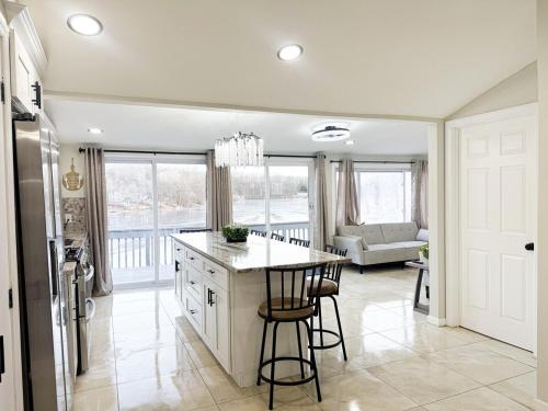 Lux Lake Neepaulin Frontage & Panoramic Views Home in Wantage