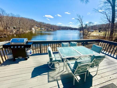 Lux Lake Neepaulin Frontage & Panoramic Views Home in Wantage