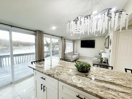 Lux Lake Neepaulin Frontage & Panoramic Views Home in Wantage