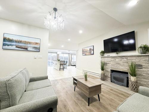 Lux Lake Neepaulin Frontage & Panoramic Views Home in Wantage