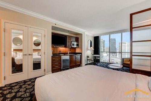 MGM Signature-22-711 Strip View Jacuzzi Studio, Лас-Вегас (фото 7)