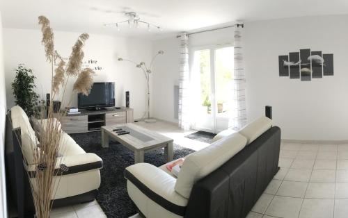 Maison contemporaine au calme avec jardin arboré gîte à louer Corme-Royal