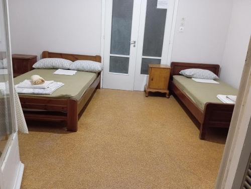 Room for 3 persons next to metro, Athènes
