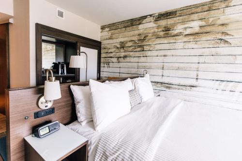 DoubleTree by Hilton Charleston Riverview - image 2