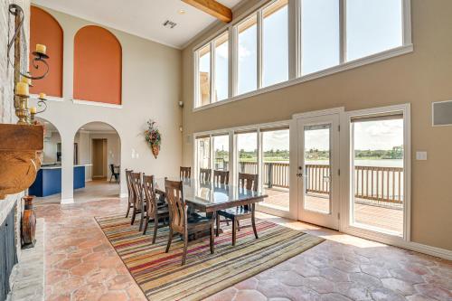 Lakefront Houston House - 1 Mi to Space Center! in Nassau Bay