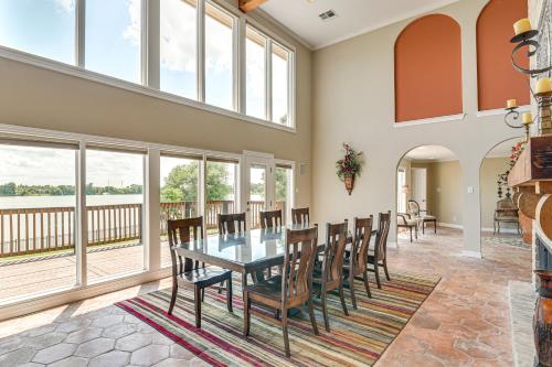 Lakefront Houston House - 1 Mi to Space Center! in Nassau Bay