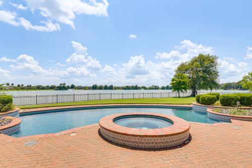 Lakefront Houston House-1 Mi to Space Center! - image 10