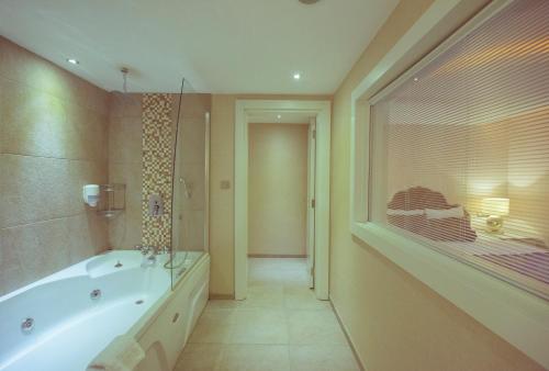 Han Deluxe Hotel Room Type - Suite