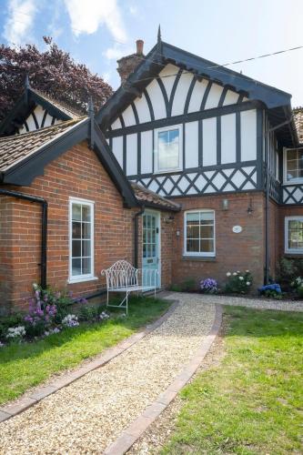 Dārzs, Boutique Suffolk Cottage Cosy Family Holiday Home with Garden Near Aldeburgh in Hacheston