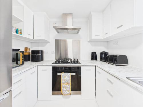 Modern 4 Bedroom Retreat- Piccadilly Line-Sleeps 9 - image 14