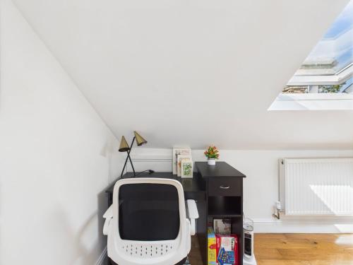Modern 4 Bedroom Retreat- Piccadilly Line-Sleeps 9 - image 10