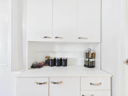 Modern 4 Bedroom Retreat- Piccadilly Line-Sleeps 9 - image 9