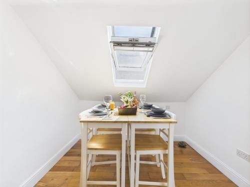 Modern 4 Bedroom Retreat- Piccadilly Line-Sleeps 9 - image 13