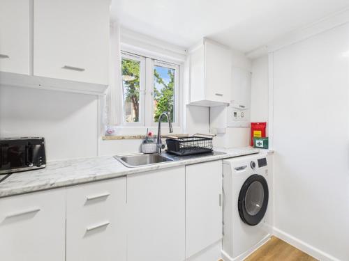 Modern 4 Bedroom Retreat- Piccadilly Line-Sleeps 9 - image 11