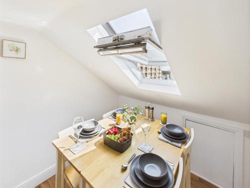 Modern 4 Bedroom Retreat- Piccadilly Line-Sleeps 9 - image 8