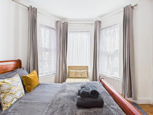Modern 4 Bedroom Retreat- Piccadilly Line-Sleeps 9 - image 6