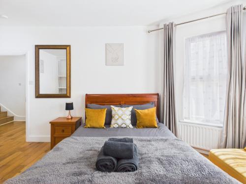 Modern 4 Bedroom Retreat- Piccadilly Line-Sleeps 9 - image 7