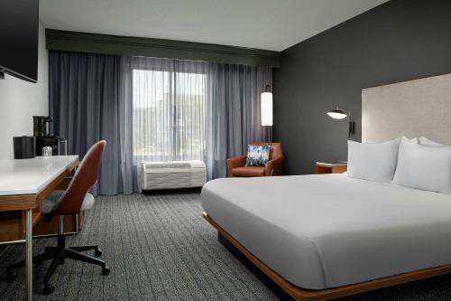 Courtyard by Marriott Bloomington - image 2