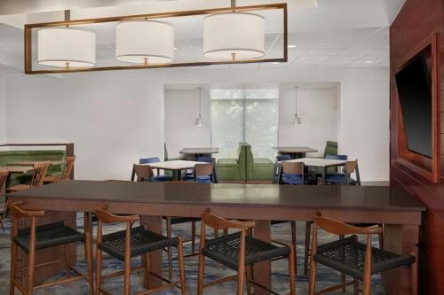 Fairfield Inn & Suites by Marriott Charlotte Airport - image 6