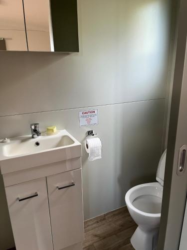 Tiny house with harbour views in Tamaterau