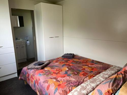Tiny house with harbour views in Tamaterau