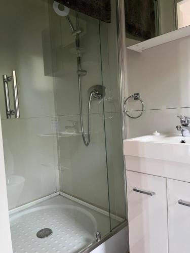 Tiny house with harbour views in Tamaterau