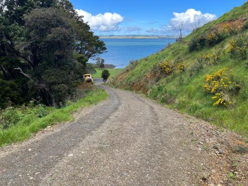 Tiny house with harbour views in Tamaterau