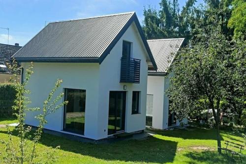 New, comfortable holiday home by the sea