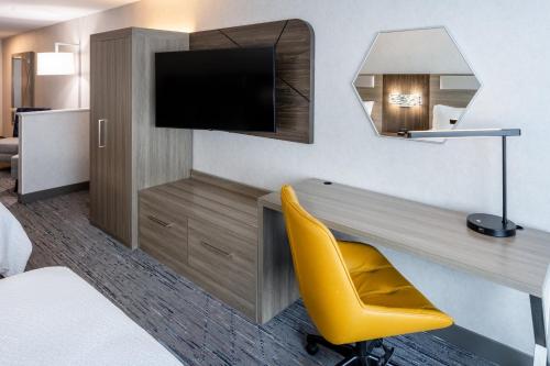 Holiday Inn Express & Suites Dewitt - Syracuse by IHG in East Syracuse, USA