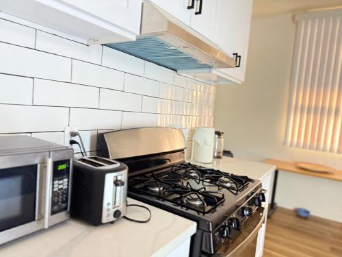 Botigues, LA Midtown Boutique Hostel near Museu d'Art Comtat de Los Angeles