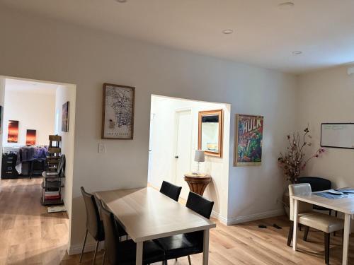 Zona de TV/saló-bar comuns, LA Midtown Boutique Hostel near Museu d'Art Comtat de Los Angeles