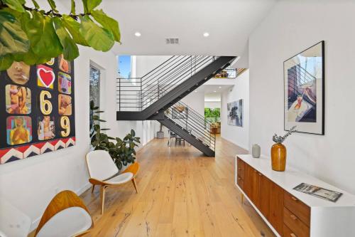 Vast Mar Vista Residence