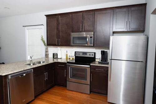 Fire Pit - 4 Min from UNC - 7 Min from Carrboro - Fast Wi-Fi in ชาเปล ฮิลล์ (NC)