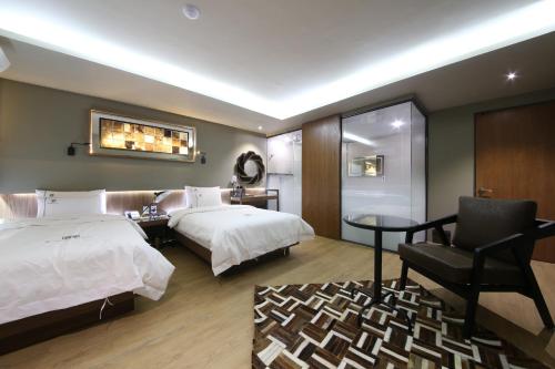 1 double bed, 1 twin bed