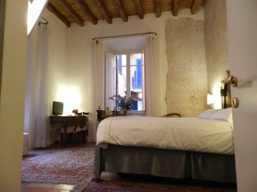 B&B Vicolo del Lupo Located in Spagna, B&B Vicolo del Lupo is a perfect starting point from which to explore Rome. The hotel has everything you need for a comfortable stay. Free Wi-Fi in all rooms, luggage storage, room 