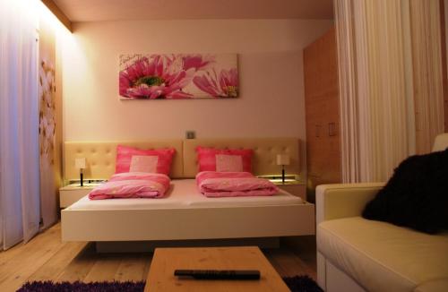 1 queen bed, 1 sofa bed