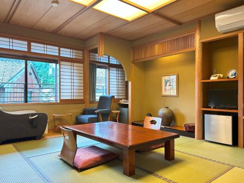 room detail thumbnail 1