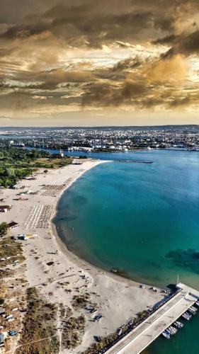 Coral Bay Studio Varna - Beachfront with Free Parking in Zelenika