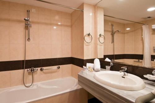 Kipriotis Panorama Hotel & Suites - image 4