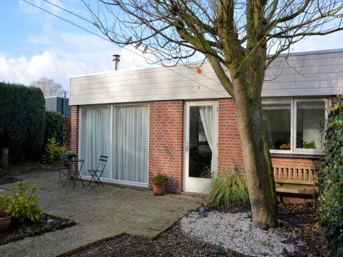 Bungalow in Noordwijkerhout near Lake